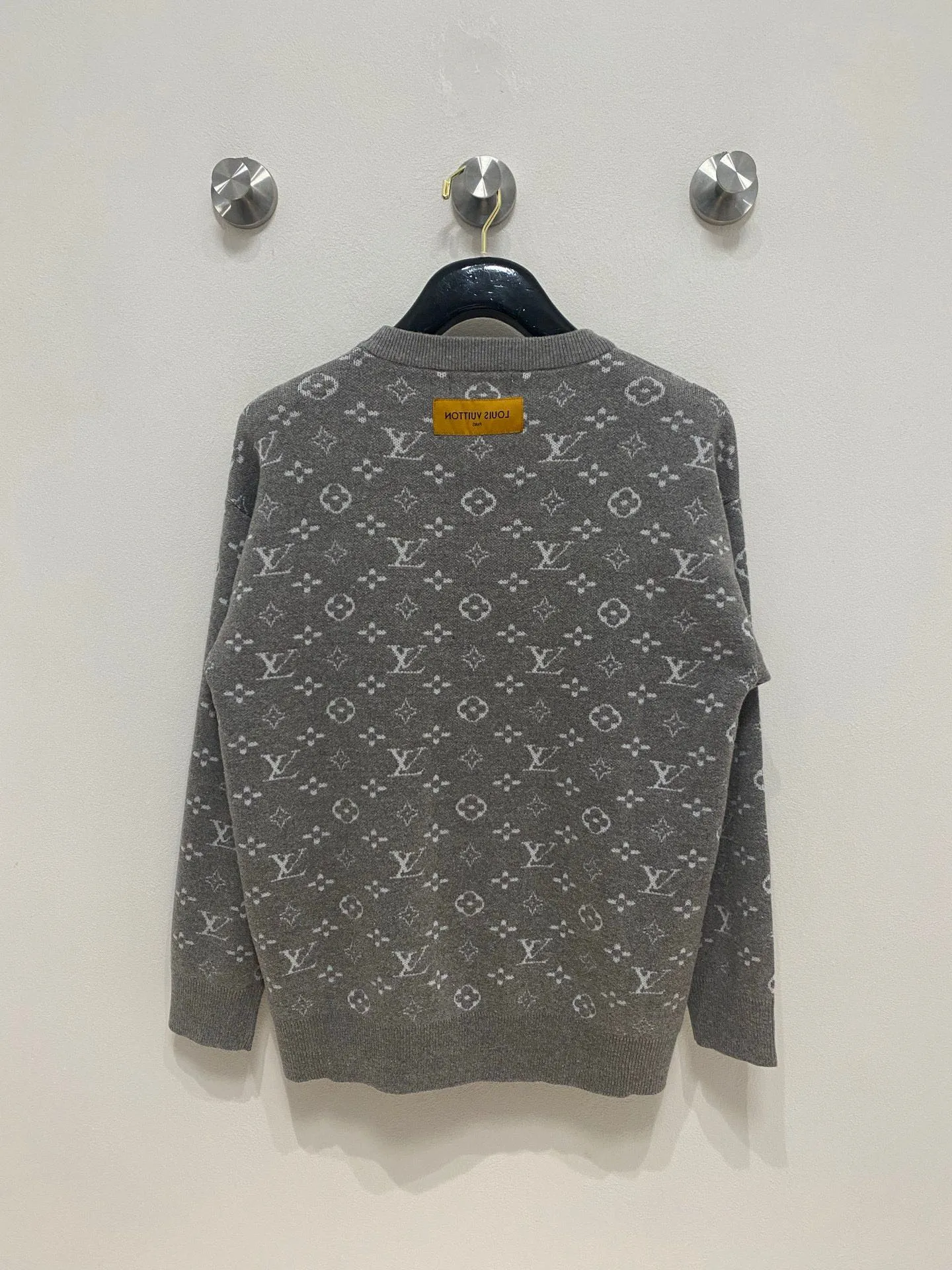 🅿️440 [LV Louis Vuitton] Autumn and winter classic lapel sweater, in full condition! ! ! Wool blended fabric, the latest model in 2025, golden ratio! ! Slim-fitting soft gold, versatile and practical item, the combination and practicality are extremely powerful, simple and elegant, and classy! To create your own style, it is highly recommended to buy it in two colors. The standard slim fit tailoring process is suitable for both young and old men. It is knitted from wool and will not cause any discomfort! While keeping warm, it is stylish, textured and wearable, and the classic logo with contrasting colors on the chest feels in place! ! Recommended for regular customers! ! Size M-3XL (maximum wear: 190 pounds)